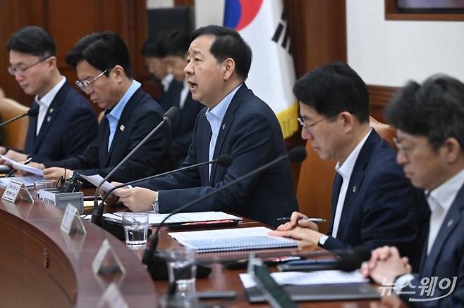 (오른쪽 세 번째)구윤철 부총리 겸 재정경제부 장관이 26일 오전 서울 종로구 정부서울청사에서 열린 비상경제본부 회의 겸 경제관계장관회의 겸 민생물가 특별관리 관계장관 태스크포스(TF)에서 모두발언을 하고 있다. 사진=강민석 기자