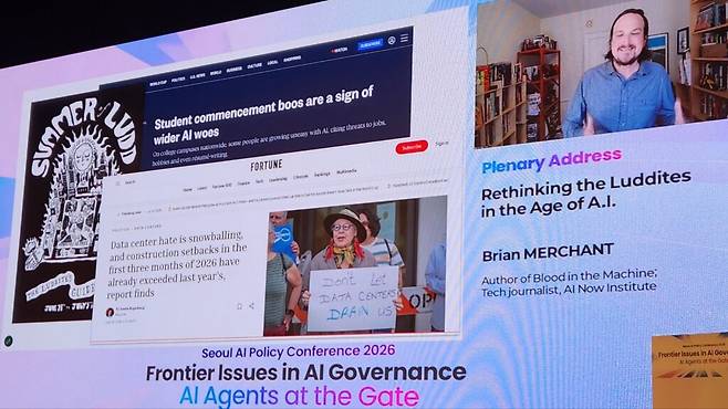 머천트 작가는 이 역사적 질문을 오늘의 AI 논쟁으로 연결했다. AI 기업 최고경영자들이 소프트웨어로 수백만 개의 일자리를 대체할 수 있다고 말하고, 대학 졸업생과 소프트웨어 엔지니어, 예술가, 작가, 번역가가 사라지는 경력 기회를 체감하고 있다는 것이다. 데이터센터를 둘러싼 지역 반발, 저작권 침해를 주장하는 예술가와 작가들의 집단소송, AI에 대한 젊은 세대의 부정적 정서는 모두 같은 질문으로 수렴한다. (사진=테크42)