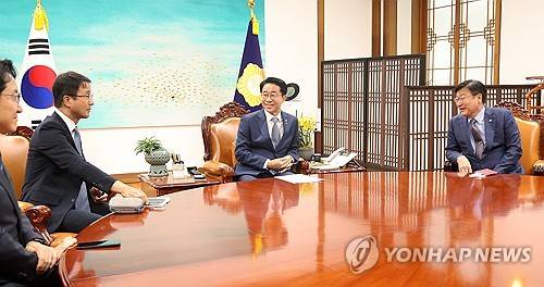 국회의장 주재 여야 원내대표 회동(서울=연합뉴스) 황광모 기자 = 조정식 국회의장(가운데)이 22일 국회의장실에서 의장 주재 여야 원내대표 회동을 하고 있다.왼쪽부터 더불어민주당 한병도 원내대표, 조 의장, 국민의힘 정점식 원내대표. 2026.6.22 [공동취재] hkmpooh@yna.co.kr