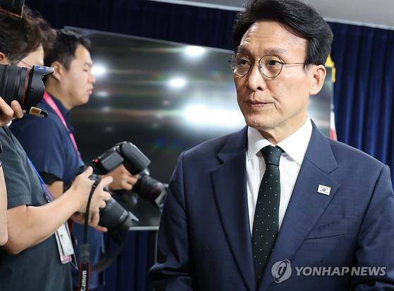 김민석 국무총리가 25일 서울 종로구 정부서울청사에서 열린 검찰개혁 관련 현안 브리핑을 마친 뒤 이동하고 있다. 〈사진=연합뉴스〉