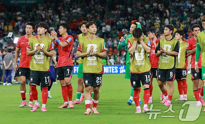 대한민국 축구국가대표팀 손흥민을 비롯한 선수들이 24일(현지시간) 멕시코 몬테레이 스타디움에서 열린 2026 북중미 월드컵 A조 조별리그 3차전 대한민국과 남아프리카 공화국의 경기에서 0대 1로 패배한 후 아쉬워하고 있다. 2026.6.25 ⓒ 뉴스1 임세영 기자