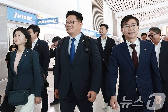 송영길 더불어민주당 의원이 국회의장 특사자격으로 23일 오전 인천공항을 통해 미국으로 출국하고 있다. 2026.6.23 ⓒ 뉴스1 권현진 기자
