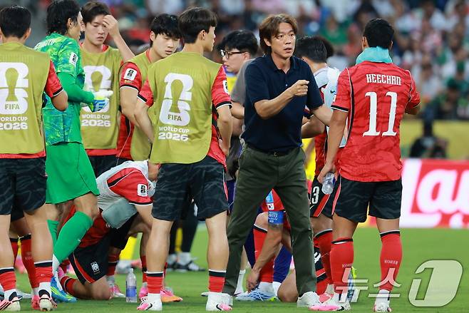 대한민국 축구국가대표팀 홍명보 감독이 24일(현지시간) 멕시코 몬테레이 스타디움에서 열린 2026 북중미 월드컵 A조 조별리그 3차전 대한민국과 남아프리카 공화국의 경기 전반 하이드레이션 브레이크 때 황희찬에게 작전 지시를 하고 있다. 2026.6.25 ⓒ 뉴스1 임세영 기자