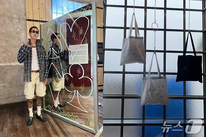 다니엘 오 작가가 자신의 작품인 거울 앞에 서서 포즈를 취하고 있다. 오른쪽은 다니엘 오 작가의 마뗑킴 일러스트를 프린팅한 에코백 제품. ⓒ 뉴스1 박혜연 기자