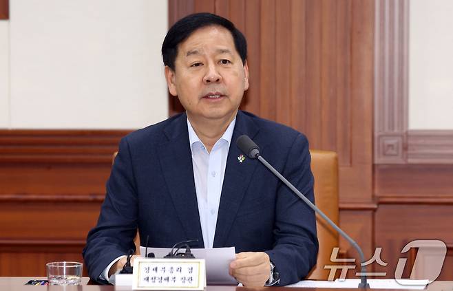 구윤철 경제부총리 겸 재정경제부 장관이 26일 오전 서울 종로구 세종대로 정부서울청사에서 열린 비상경제본부 희의 겸 경제관계장관회의 겸 민생물가 특별관리 관계장관 TF에서 모두 발언을 하고 있다. 이날 회의에서 참석자들은 7차 석유 최고가격 지정(안) 등을 논의했다. 2026.6.26 ⓒ 뉴스1 김명섭 기자
