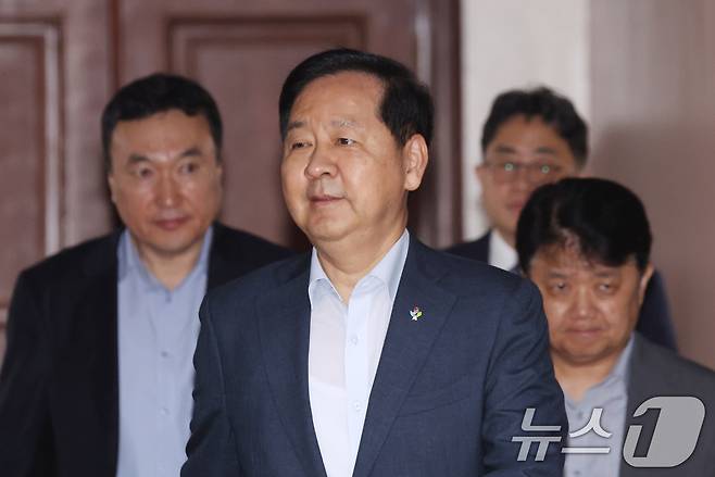 구윤철 경제부총리 겸 재정경제부 장관이 26일 오전 서울 종로구 세종대로 정부서울청사에서 열린 비상경제본부 희의 겸 경제관계장관회의 겸 민생물가 특별관리 관계장관 TF에 참석하고 있다. 이날 회의에서 참석자들은 7차 석유 최고가격 지정(안) 등을 논의했다. 2026.6.26 ⓒ 뉴스1 김명섭 기자