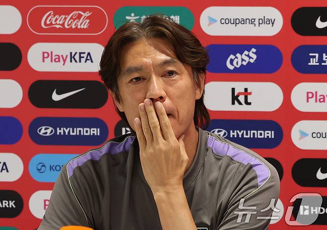 홍명보 대한민국 축구국가대표팀 감독이 25일(현지시간) 멕시코 과달라하라 인근 대한민국 축구대표팀의 베이스캠프 훈련장인 사포판 치바스 바예 베르데에서 훈련에 앞서 인터뷰를 하고 있다. 2026.6.26 ⓒ 뉴스1 임세영 기자
