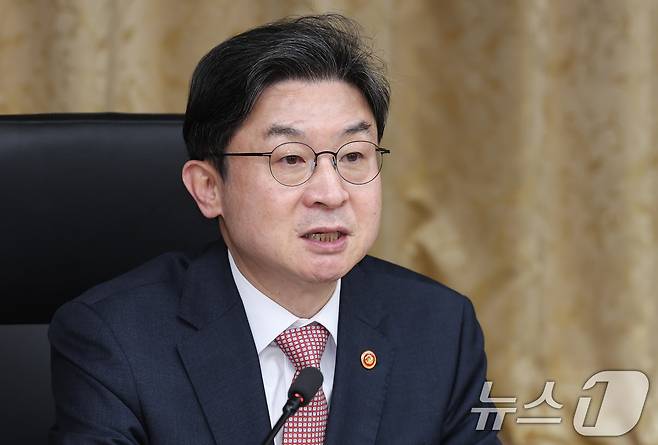 이억원 금융위원장이 14일 오후 서울 중구 예금보험공사 본사에서 열린 국민성장펀드 제2차 전략위원회 회의에서 모두발언을 하고 있다. ⓒ 뉴스1 임지훈 인턴기자