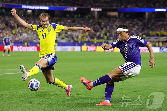 일본(오른쪽)은 26일(한국시간) 열린 2026 FIFA 북중미 월드컵 F조 조별리그 최종 3차전에서 스웨덴과 1-1로 비겼다. ⓒ AFP=뉴스1