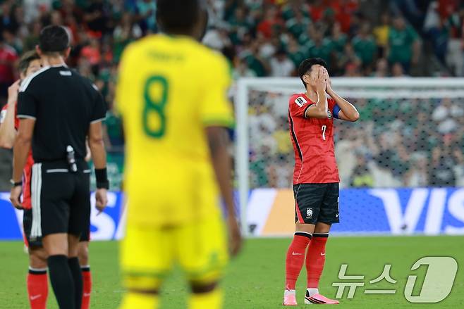 대한민국 축구국가대표팀 손흥민이 24일(현지시간) 멕시코 몬테레이 스타디움에서 열린 2026 북중미 월드컵 A조 조별리그 3차전 대한민국과 남아프리카 공화국의 경기에서 남아공 타펠로 마세코의 선제골에 얼굴을 감싸고 있다. 2026.6.25 ⓒ 뉴스1 임세영 기자