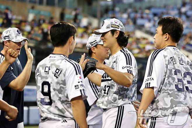 26일 오후 서울 송파구 잠실야구장에서 열린 프로야구 '2026 신한은행 SOL KBO리그' KIA 타이거즈와 두산 베어스의 경기, 두산 선발 곽빈이 5회초 실점 위기를 넘기며 더그아웃으로 향하고 있다. 2026.6.26 ⓒ 뉴스1 최지환 기자