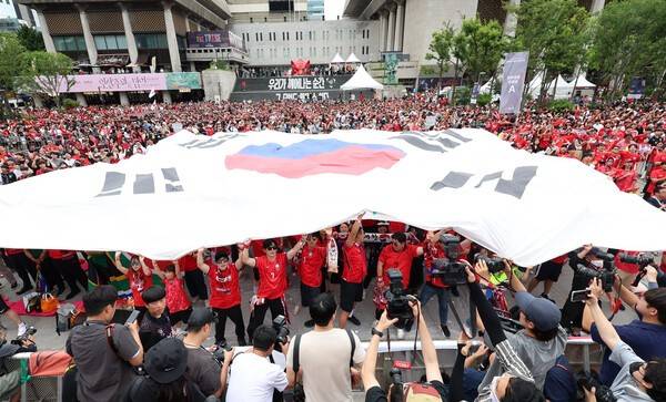 남아프리카공화국전 패배로 자력 32강행이 무산된 홍명보호는 하루 사이 경쟁국들이 잇달아 유리한 결과를 챙기면서 조 3위 경쟁 6위까지 밀려났다. 한국의 운명은 G조부터 L조까지 남은 여섯 개 조 최종전 결과에 달렸다.(25일 2026 북중미 월드컵 조별리그 A조 3차전 대한민국과 남아프리카공화국 경기. 서울 종로구 광화문광장에서 시민들이 대형 태극기를 펼지며 승리의 응원을 하고 있다.). /사진=뉴시스