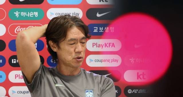 홍명보 축구 국가대표팀 감독이 25일(현지 시간) 멕시코 과달라하라 인근 사포판에 위치한 베이스캠프 훈련장 치바스 바예 베르데에서 회복 훈련 전 기자회견을 하고 있다. /뉴시스