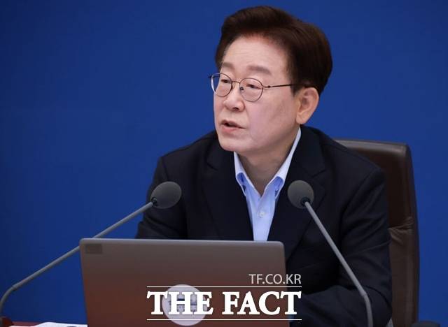 부동산R114에 따르면 이재명 정부 출범 이후 1년간(2025년 6월~2026년 5월) 서울 아파트값은 15% 이상 급등했고 전국 단위로는 약 9% 오른 것으로 집계됐다. 사진은 이재명 대통령이 지난 23일 청와대에서 주재한 제27회 국무회의 겸 제12차 비상경제점검회의에서 발언하고 있다. /뉴시스