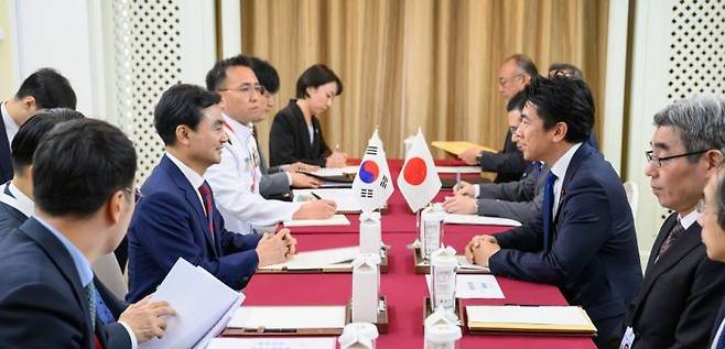 안규백 국방부 장관이 지난달 싱가포르에서 열린 제23차 아시아안보회의에 참석한 고이즈미 신지로 일본 방위상과 회담을 하고 있다. 사진=국방부 연합뉴스