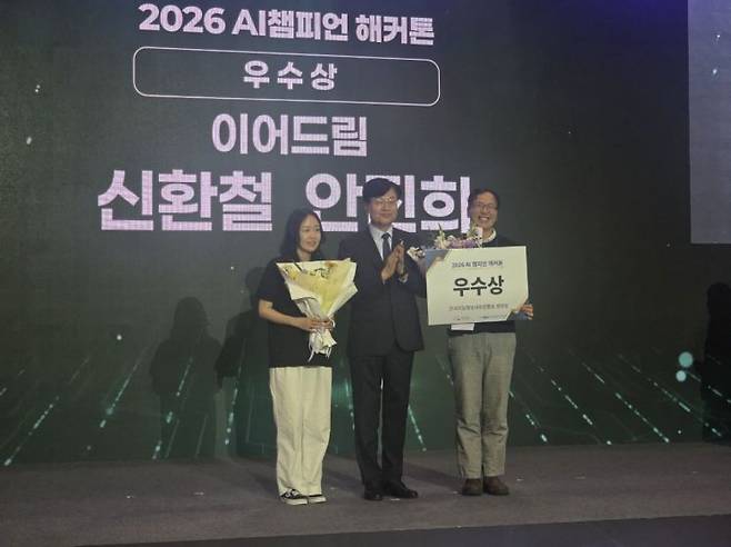 화성특례시가 24일 행정안전부가 주최하고 한국지능정보사회진흥원(NIA)이 주관한 ‘2026 공공 AI 박람회(KPAIX 2026)’의 핵심 프로그램인 ‘AI 챔피언 해커톤’에서 우수상을 수상했다. 화성시 제공