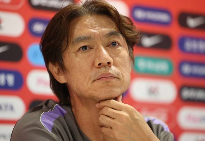 2026 북중미 월드컵 A조 조별리그 3차전에서 남아공에 패해 32강 합류를 위해 다른 조의 결과를 기다리고 있는 한국 축구국가대표팀이 25일(현지시간) 팀 베이스캠프인 멕시코 과달라하라로 돌아와 사포판 치바스 바예 베르데에서 회복훈련을 했다. 훈련에 앞서 갖은 기자회견에서 홍명보 감독이 기자의 질문을 듣고 있다. 연합뉴스