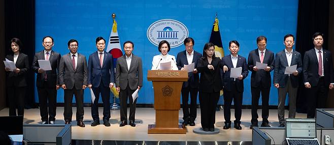 국민의힘 대구·경북 지역 의원들이 25일 서울 여의도 국회 소통관에서 광주·전남권 제2국가 반도체 클러스터 조성 추진 관련 기자회견을 하고 있다. /뉴스1