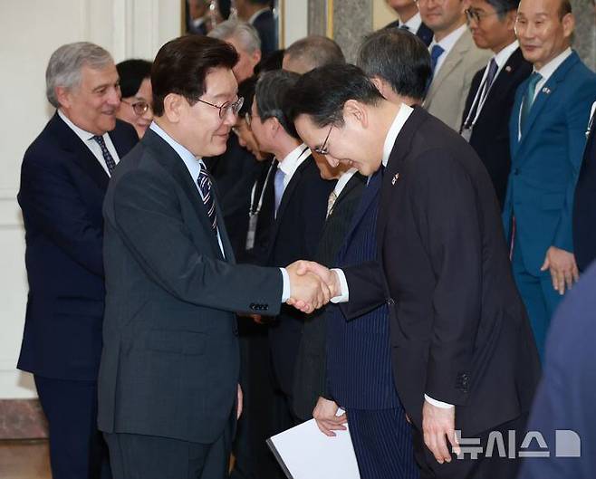 인사 나누는 이재명 대통령과 이재용 삼성전자 회장