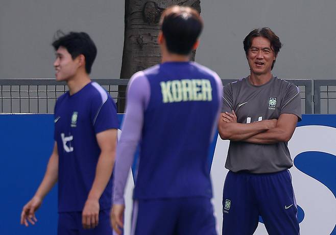 홍명보 축구 국가대표팀 감독이 25일(현지 시간) 멕시코 과달라하라 인근 사포판에 위치한 베이스캠프 훈련장 치바스 바예 베르데에서 훈련하는 선수들을 지켜보고 있다. 대표팀은 전날 남아프리카공화국과의 월드컵 조별리그 3차전에서 0-1으로 패배했다. 사포판=뉴시스