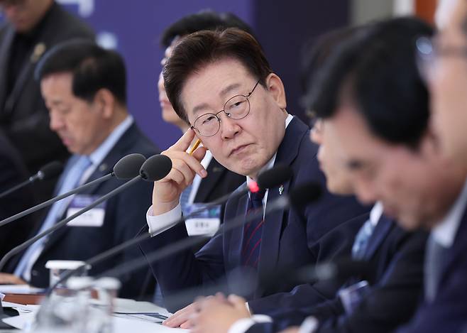 이재명 대통령이 26일 청와대에서 열린 '미래신안보 혁신기업 육성전략' 회의에서 참석자 발언을 듣고 있다. 연합뉴스