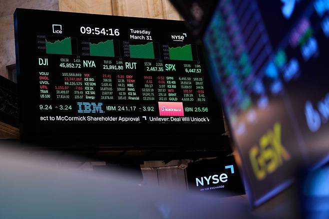미국 뉴욕증권거래소(NYSE) 객장에서 금융 정보가 표시된 화면들이 보이는 모습. 뉴시스