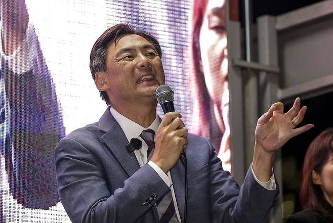 모스 탄 미국 리버티대 교수가 지난 10일 서울 송파구 올림픽공원 장미광장 앞에서 열린 자유와혁신 6.3 부정선거 대국민 보고대회에서 발언하고 있다. 뉴시스