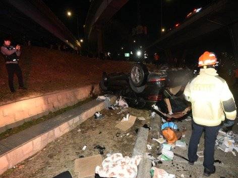 지난 2월 25일 반포대교에서 주행하던 포르쉐 차량이 강변북로를 주행 중이던 벤츠 차량 위로 떨어진 뒤 잠수교까지 추락해 운전자를 포함한 2명이 다치고 차량 4대가 파손되는 사고가 발생했다. 뉴스1