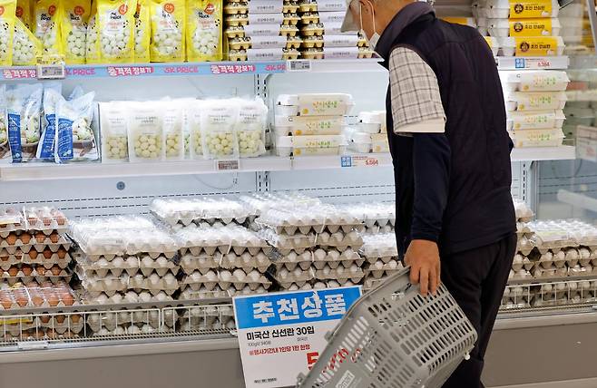 25일 서울 시내 한 대형마트에 수입산 계란이 판매되고 있다. 뉴시스