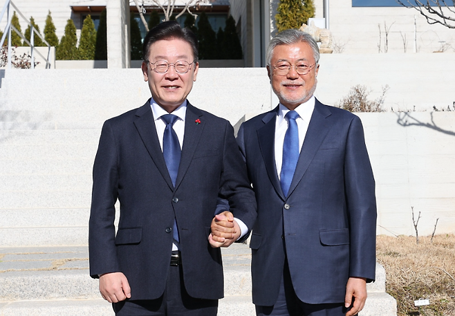 2023년 1월, 당시 더불어민주당 대표였던 이재명 대통령이 경남 양산에서 문재인 전 대통령을 예방한 뒤 기념촬영을 하고 있다. (SNS 캡처)