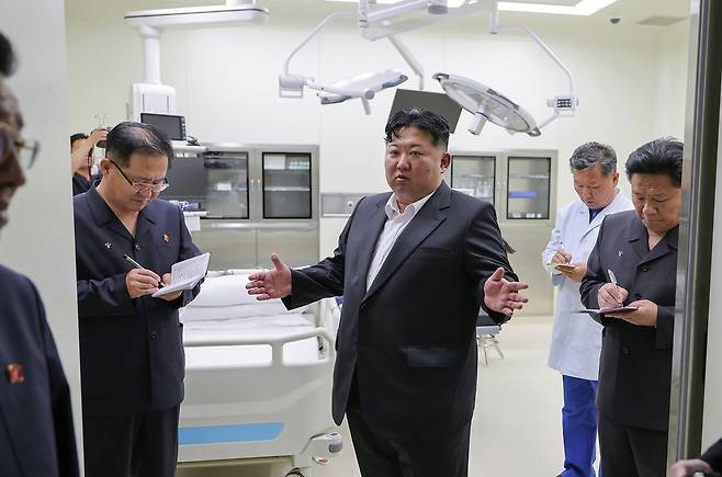북한 노동신문은 김정은 국무위원장이 24일 원산갈마해안관광지구를 찾아 갈마관광철도역과 응급치료소 등 새로 건설한 건물을 현지지도했다고 26일 보도했다. 노동신문=뉴스1