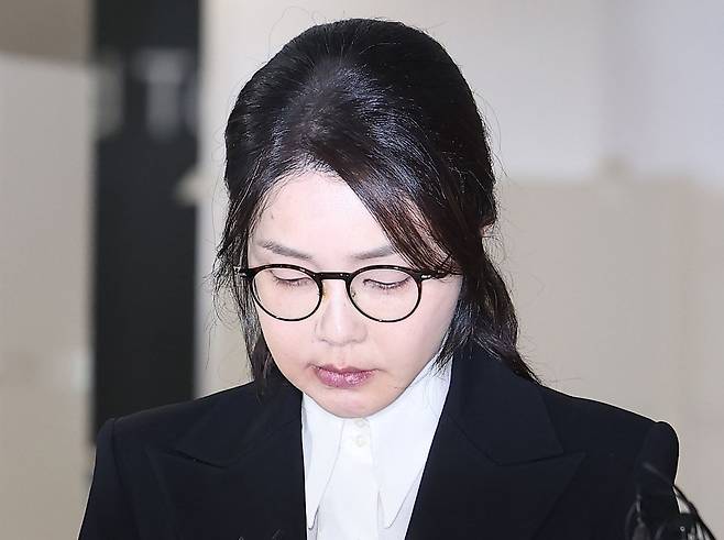 윤석열 전 대통령의 부인 김건희 여사가 지난해 8월 6일 서울 종로구 KT광화문빌딩에 마련된 김건희 특검팀(특별검사 민중기) 사무실에서 조사를 마친 후 귀가하고 있다. 뉴스1