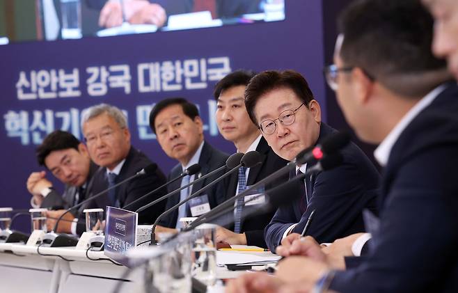 이재명 대통령이 26일 청와대에서 열린 미래 신안보 혁신기업 육성 전략회의에서 참석자들의 발언을 듣고 있다. 청와대사진기자단