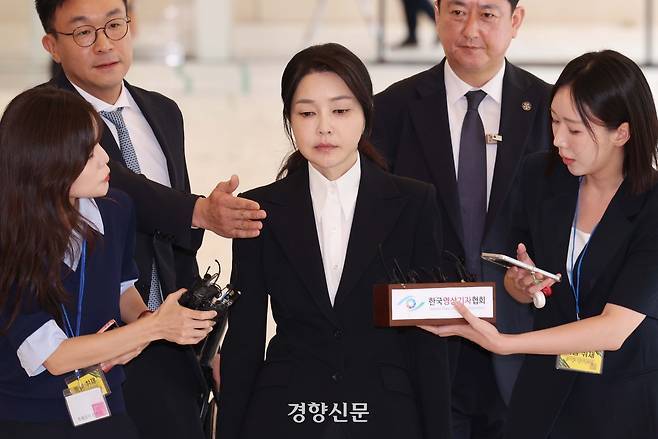 윤석열 전 대통령 부인 김건희 여사가 지난해 8월6일 서울 종로구 민중기 김건희 특별검사팀 사무실에 자본시장법 위반 등 혐의 피의자 신분으로 출석하고 있다. 사진공동취재단