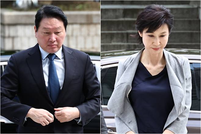 최태원 SK그룹 회장(왼쪽)과 노소영 아트센터 나비 관장이 26일 서울 서초구 서울중앙지방법원에서 열린 재산 분할 파기환송심 2차 변론기일에 출석하기 위해 법정으로 향하고 있다. 연합뉴스