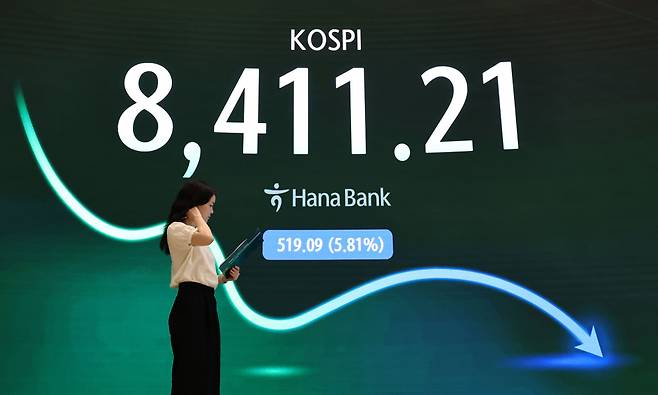 26일 서울 중구 하나은행 딜링룸 현황판에 코스피 등이 표시되고 있다. 연합뉴스