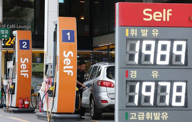 25일 서울 시내 한 주유소에 가격 알림판이 놓여 있다. 연합뉴스