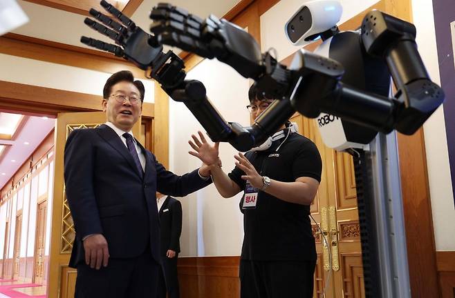 이재명 대통령이 26일 청와대에서 열린 미래 신안보 혁신기업 육성 전략회의에 앞서 휴머노이드 로봇 전시물을 관람하고 있다. 2026.06.26 김지훈 기자