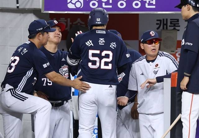 25일 한화전에서 박준순이 홈런을 친 뒤 축하를 받고있다. 사진=두산 제공