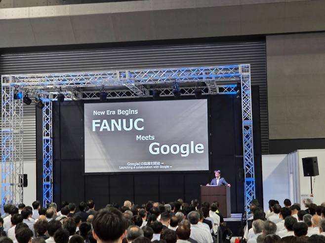 일본 로봇·자동화 분야의 대표 기업 화낙의 아베 켄이치로 CEO(최고경영책임자)가 지난 11일 일본 아이치현 스카이엑스포에서 열린 '로봇 테크놀로지 재팬 2026'에서 구글과의 협업 방안을 설명하고 있다. /사진=강주헌 기자