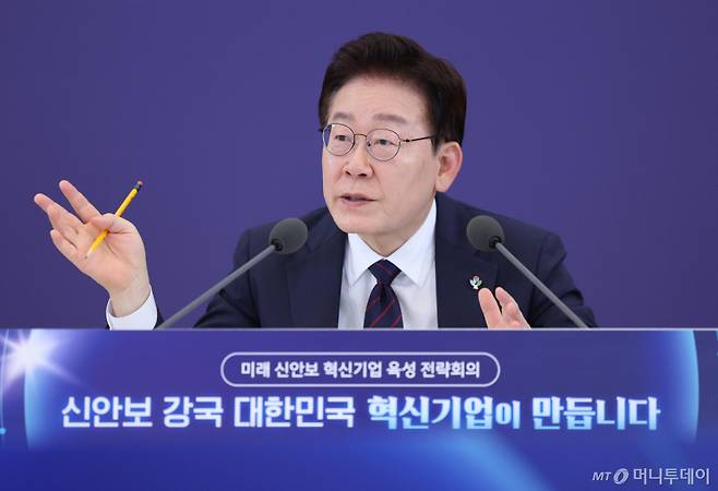 이재명 대통령이 26일 청와대에서 열린 미래 신안보 혁신기업 육성 전략회의에서 발언하고 있다./사진=뉴시스.