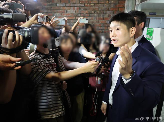 [서울=뉴시스] 배훈식 기자 = 김재섭 국민의힘 의원이 4일 오전 투표용지 부족으로 투표시간이 연장된 서울 송파구 잠실7동 제2투표소를 찾아 선거관리위원회 관계자와 대화한 뒤 취재진의 질문에 답하고 있다.  2026.06.04. dahora83@newsis.com /사진=배훈식