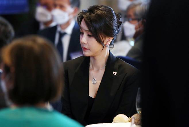 2022년 6월 스페인 동포 초청 만찬간담회 당시 이봉관 서희건설 회장에게서 받은 반클리프 앤 아펠 목걸이를 착용하고 있는 김건희 여사의 모습. 김 여사는 이 목걸이가 당선 축하 선물이라고 주장했으나 1심 재판부는 "사교적 의례에서 벗어나 대가 관계가 있다"며 유죄를 선고했다./사진=뉴시스