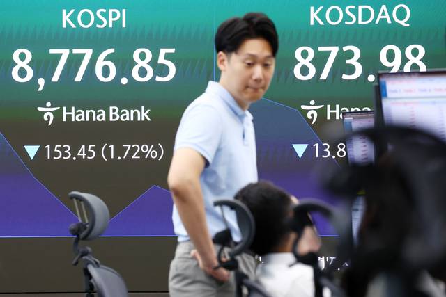 26일 서울 중구 하나은행 딜링룸 현황판에 코스피 등이 표시되고 있다. 연합뉴스