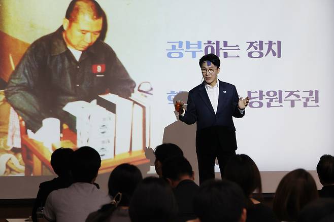 김민석 국무총리가 26일 광주광역시 김대중컨벤션센터에서 김대중정치학교 주최로 열린 ‘청년리더십학교 워크숍’에서 ‘청년 정치인을 위한 DJ 정치론’을 주제로 특강하고 있다. [연합]