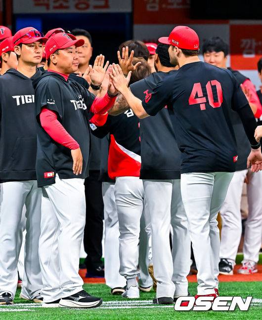 [OSEN=고척, 민경훈 기자] 25일 서울 고척스카이돔에서 2026 신한 SOL Bank KBO리그 키움 히어로즈와 KIA 타이거즈의 경기가 열렸다.이 경기에서 KIA는 키움에 9-4&nbsp;완승을 거두고 4연승을 내달렸다.&nbsp;키움은 9연패 빠졌다.경기를 마치고 KIA 이범호 감독이 승리투수 네일과 하이파이브를 하고 있다. 2026.06.25 / rumi@osen.co.kr