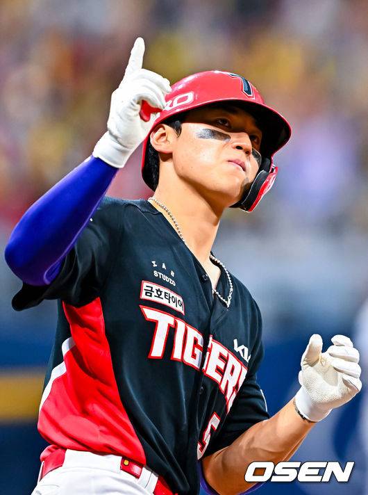 [OSEN=고척, 민경훈 기자] 25일 서울 고척스카이돔에서 2026 신한 SOL Bank KBO리그 키움 히어로즈와 KIA 타이거즈의 경기가 열렸다.이날 키움은 알칸타라, KIA는 네일을 선발로 내세웠다.7회초 1사 주자 1루 KIA 김도영이 좌월 투런 홈런을 때린 후 세리머니를 하고 있다.  2026.06.25 / rumi@osen.co.kr