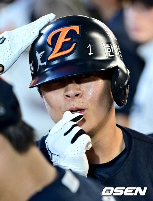 [OSEN=인천, 최규한 기자] 26일 인천 SSG랜더스필드에서 ‘2026 신한 SOL Bank KBO리그’ SSG 랜더스와 한화 이글스의 경기가 열렸다.홈팀 SSG는 토마스 해치, 방문팀 한화는 왕옌청을 선발로 내세웠다.6회초 2사 2루 상황 한화 노시환이 달아나는 중월 투런포를 날리고 홈을 밟은 뒤 더그아웃에서 세리머니를 펼치고 있다. 2026.06.26 / dreamer@osen.co.kr