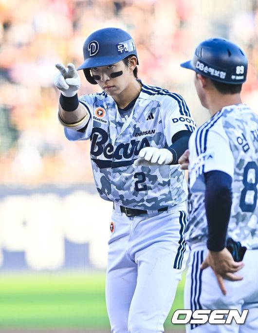 [OSEN=잠실, 박준형 기자] 26일 오후 서울 잠실구장에서 2026 신한 SOL Bank KBO리그 두산 베어스와 KIA 타이거즈의 경기가 진행됐다. 이날 경기에 두산은 곽빈(5승 3패)을, KIA는 황동하(6승 1패)를 선발투수로 내세웠다.1회말 2사 1,2루 두산 김민석이 선취 1타점 적시타를 날리고 세리머니를 하고 있다.     2026.06.26&nbsp;/ soul1014@osen.co.kr