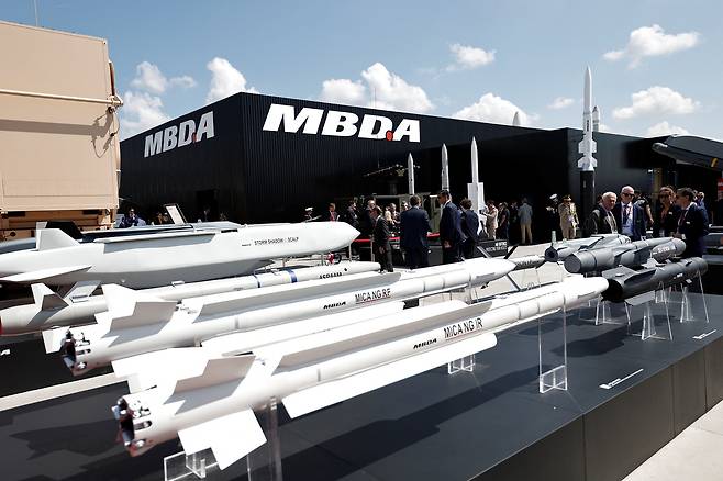 유럽 MBDA가 만든 미사일들이 지난해 6월 열린 파리에어쇼의 MBDA 부스 앞에 놓여있다. 세계일보 자료사진